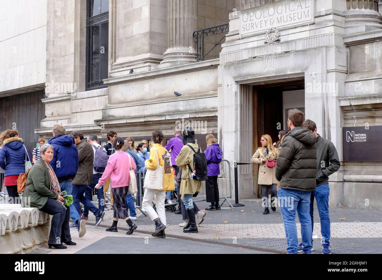 Il Museo di Storia Naturale di Londra accoglie i visitatori con un sistema di biglietteria temporizzata e l'ingresso tramite Exhibition Road. Foto Stock