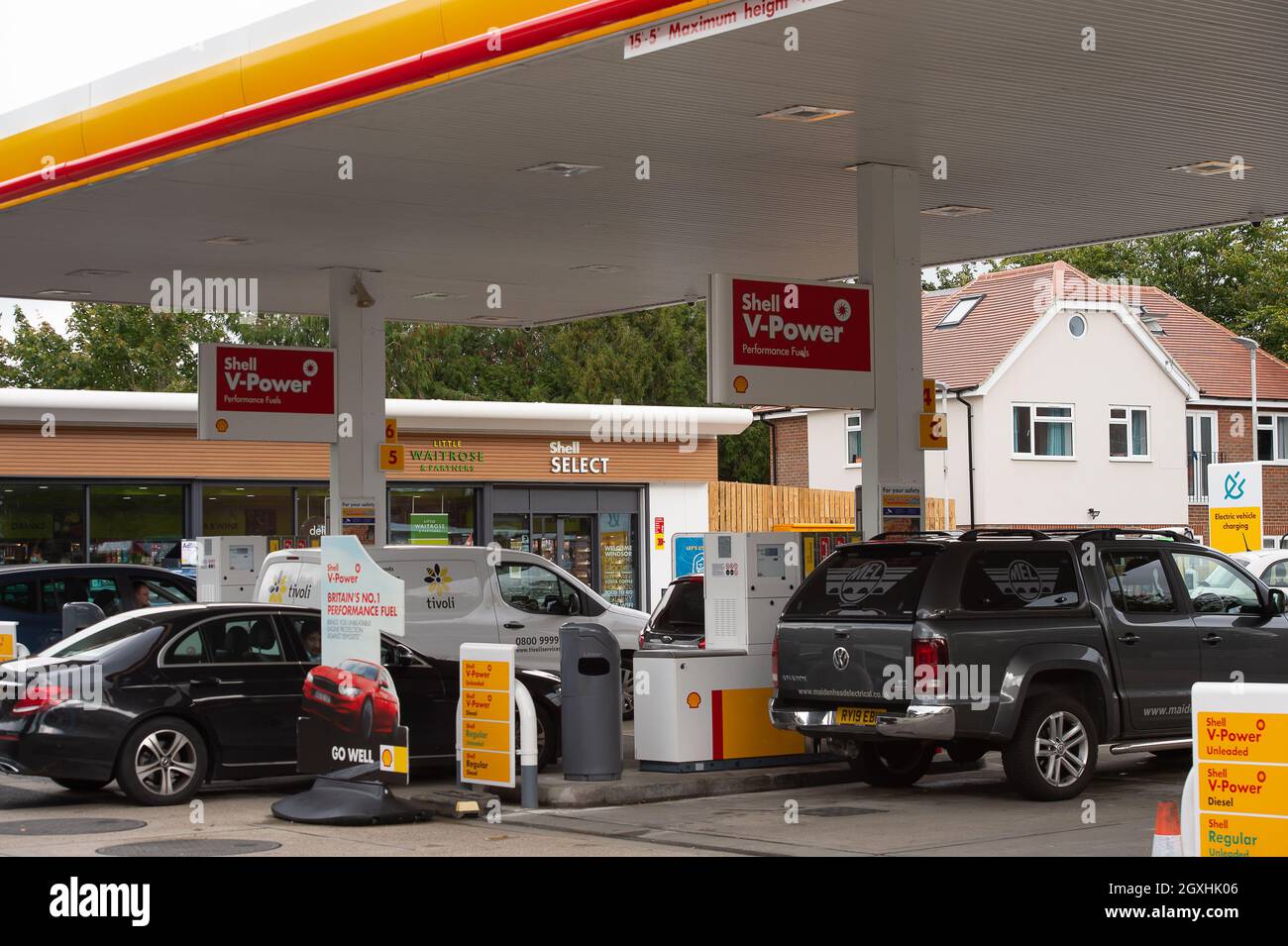 Windsor, Regno Unito. 5 ottobre 2021. Oggi le auto erano in fila per il carburante presso la stazione di benzina Shell nella Dedworth Road. Alcune delle pompe erogavano carburante ma non tutte. Un segnale che indica ai clienti che il carburante era temporaneamente non disponibile causava confusione con i conducenti. Anche se l'esercito ha iniziato a guidare petroliere per alleviare la carenza di benzina in tutto il paese, la situazione nel Berkshire rimane invariata. Credit: Maureen McLean/Alamy Live News Foto Stock