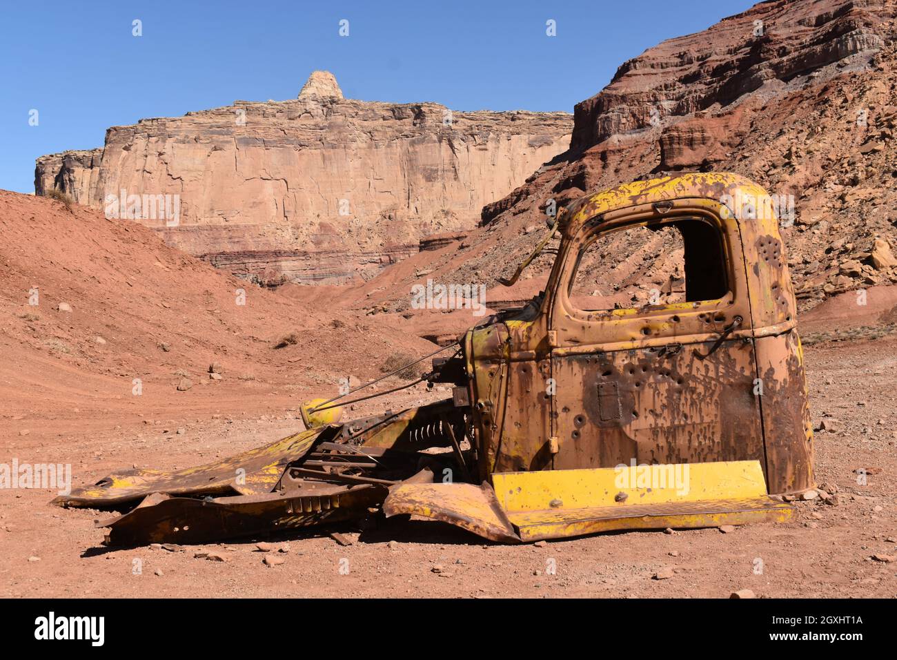 Un camion giallo nel deserto Foto Stock