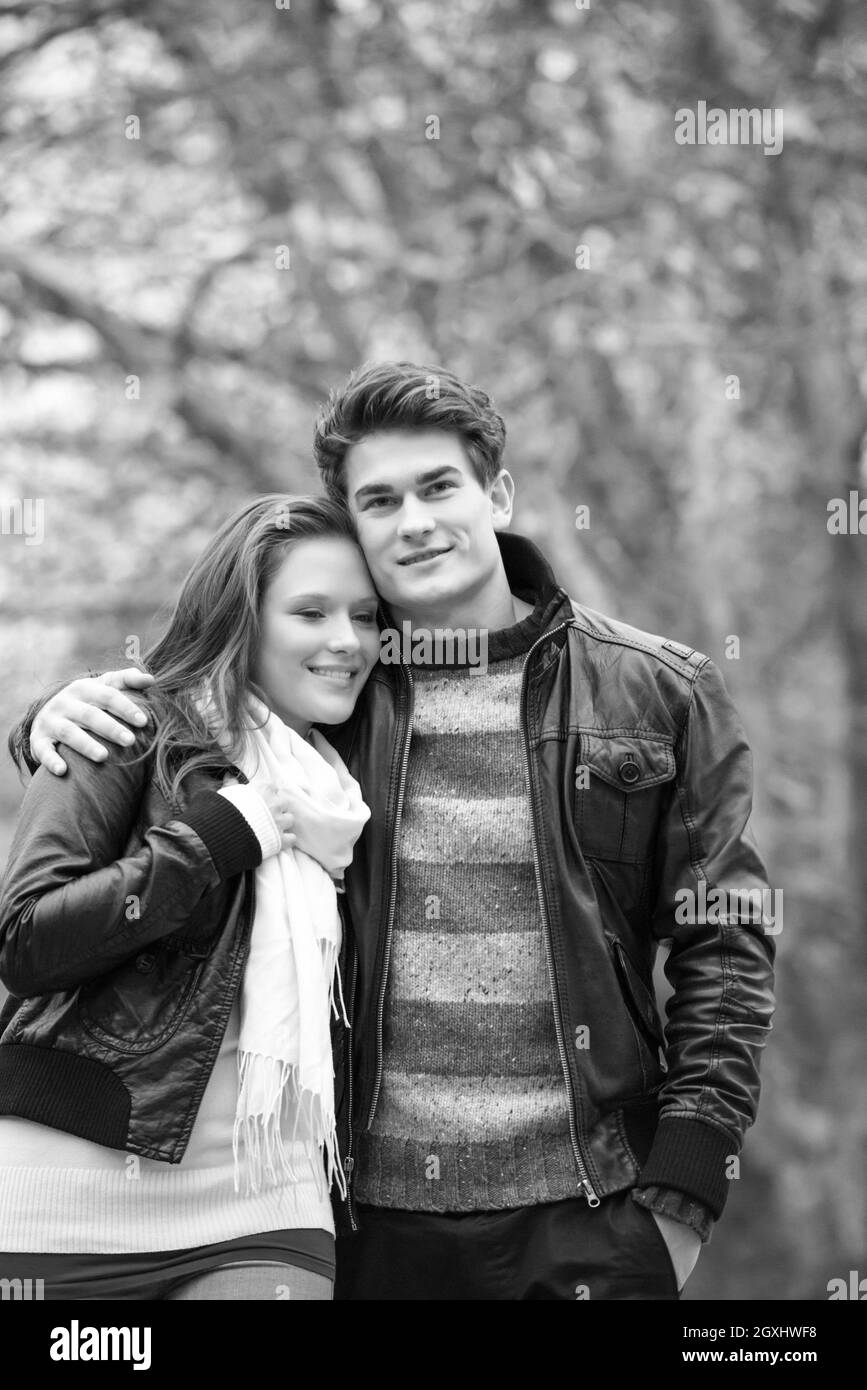 Felice coppia giovane in autunno Park. Caduta. Giallo e alberi e foglie. Ridendo l uomo e la donna al di fuori. Concetto di libertà. Foto Stock