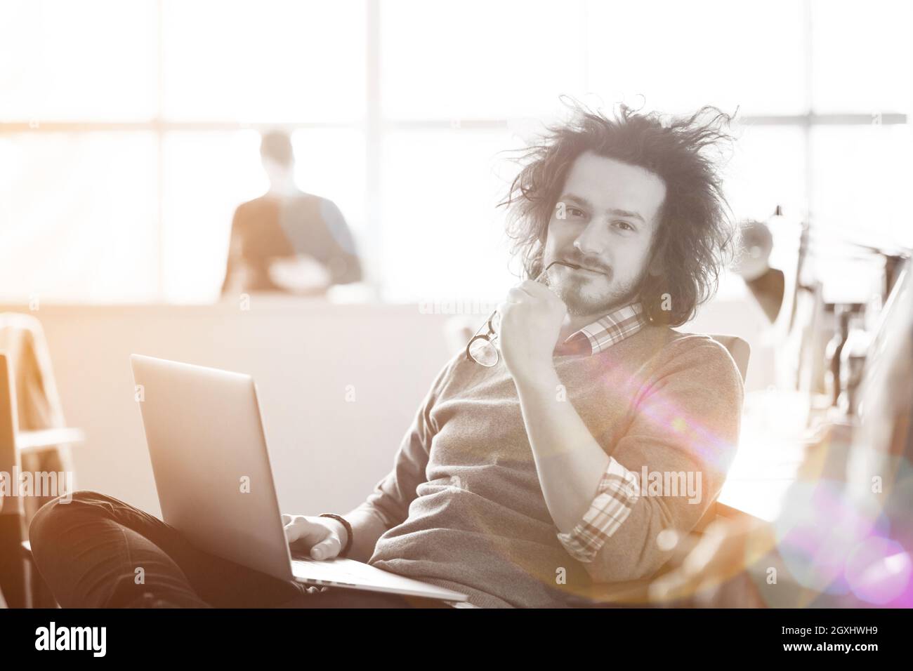 Giovane imprenditore programer nella grande e luminosa office a lavorare utilizzando il computer Foto Stock