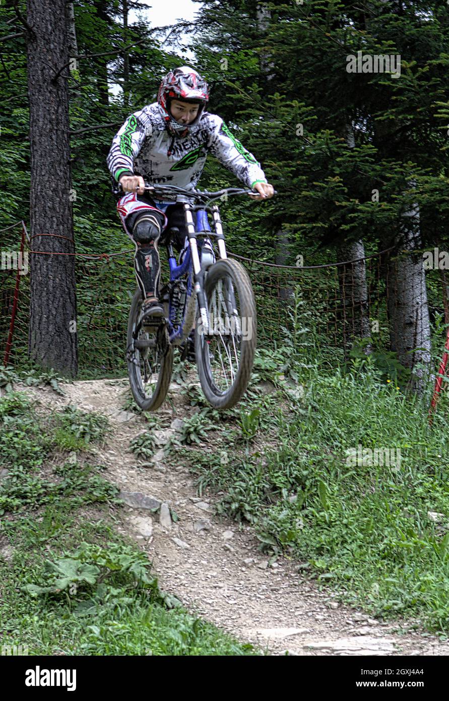 Discesa, sport, bicicletta, montagna Foto stock - Alamy