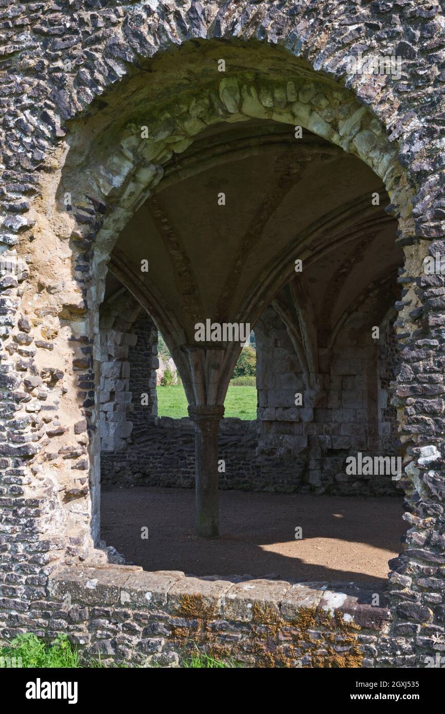 English Heritage gestito rovine della medievale Abbazia della Beata Maria di Waverley vicino a Farnham, Surrey, Inghilterra, Regno Unito Foto Stock