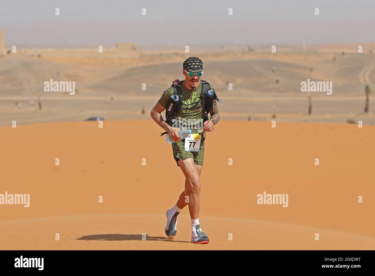 Marocco. 4 ottobre 2021; Tisserdimina a Kourci Dial Zaid; Marathon des Sables, tappa 2 di un'ultramaratona di sei giorni, 251 km, che è approssimativamente la distanza di sei maratone regolari. Il singolo stadio più lungo è lungo 91 km. Questa gara di più giorni si svolge ogni anno nel sud del Marocco, nel deserto del Sahara. Geoffrey Plisson (fra) Credit: Action Plus Sports Images/Alamy Live News Foto Stock