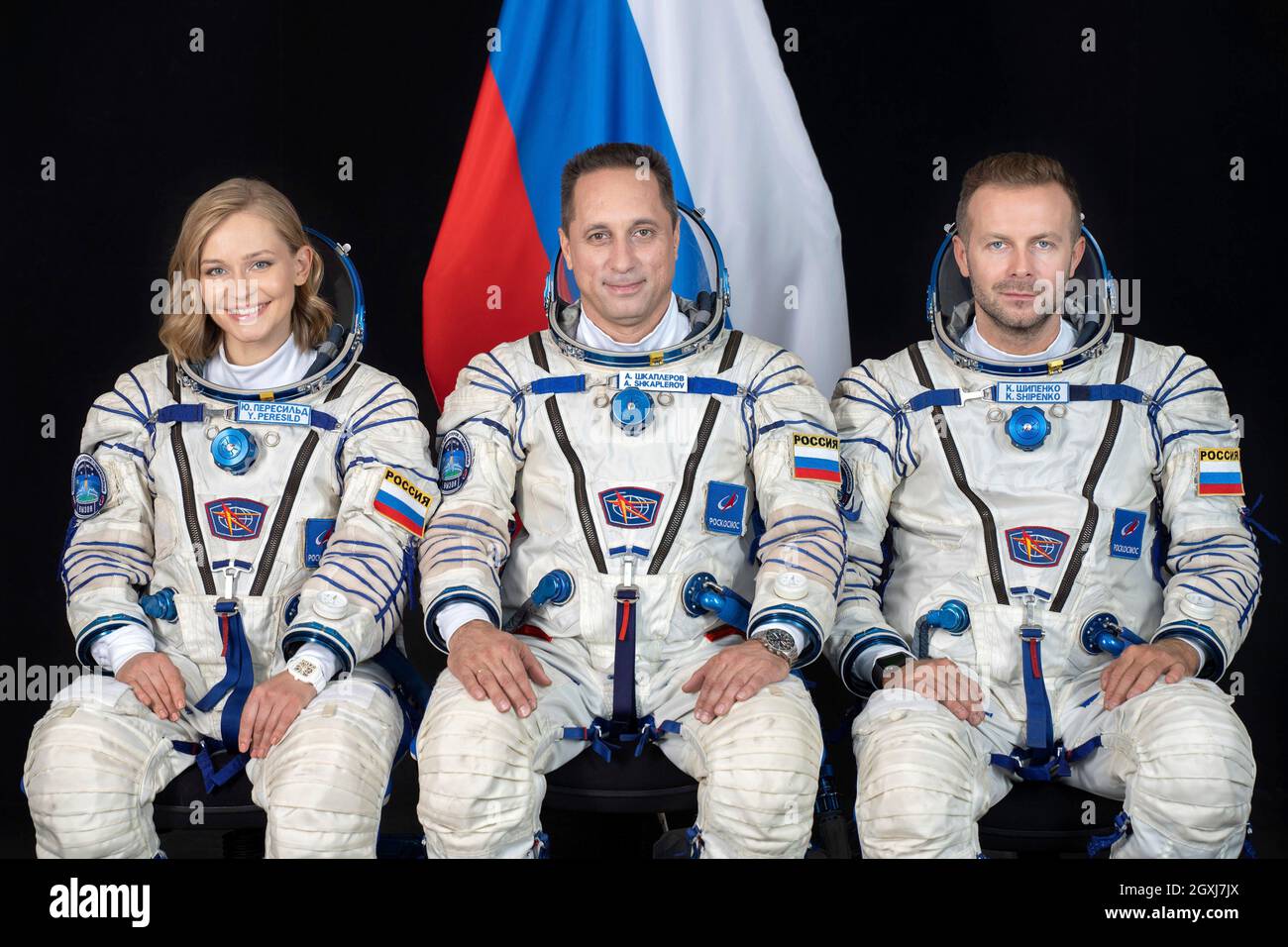 I membri del primo equipaggio russo Soyuz 65S Yulia Peresild, a sinistra, Anton Shkaplerov e Klim Shipenko, a destra, si pongono per un ritratto al centro di formazione Gagarin Cosmonaut il 26 agosto 2021 a Star City, Russia. L'equipaggio sarà il primo a filmare un'immagine a bordo della Stazione spaziale Internazionale. Foto Stock
