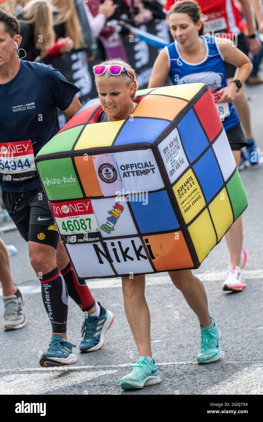 Nikki Horner corre nella Maratona di Londra Virgin Money 2021, a Tower Hill, Londra, Regno Unito, indossando un costume da Cubo di Rubik per beneficenza di Whizz Kidz Foto Stock