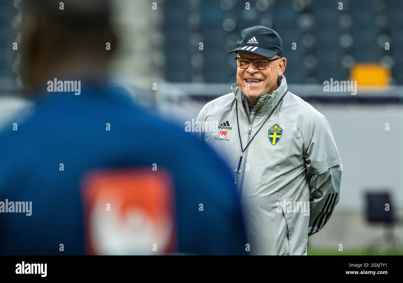 L'allenatore svedese Janne Andersson sorride durante una sessione di allenamento per le prossime partite del gruppo B di qualificazione europea della Coppa del mondo FIFA 2022 tra Svezia e Kosovo e Grecia, alla Friens Arena di Stoccolma, Svezia, il 5 ottobre 2021. Foto: Claudio Bresciani / TT / Kod 10090 Foto Stock