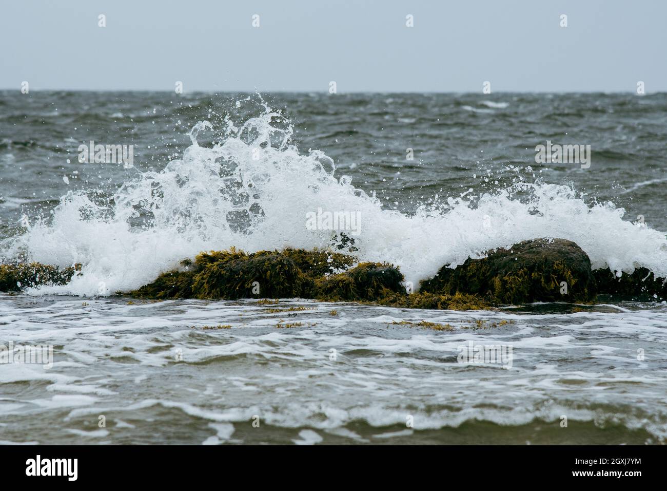 tempo tempestoso con la rottura delle onde in spiaggia Foto Stock