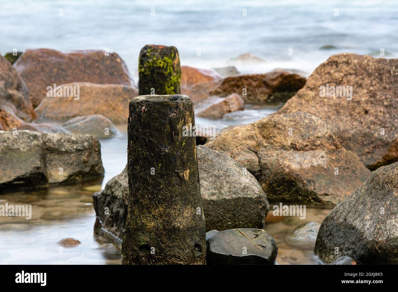 pietre con rubinetto in pietra sulla spiaggia Foto Stock