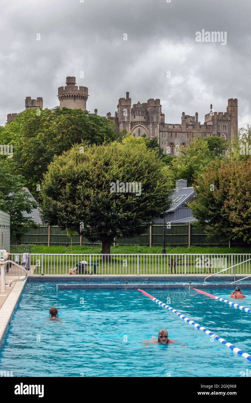 Arundel, 5 luglio 2021: L'Arundel Lido, una piscina all'aperto sovrastata dal Castello Foto Stock