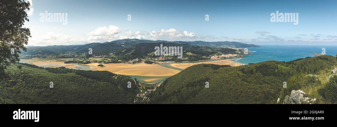 Vista alta dalla foce del fiume Urdaibai, riserva naturale di biosfera a Bizkaia, Paese Basco. Foto Stock