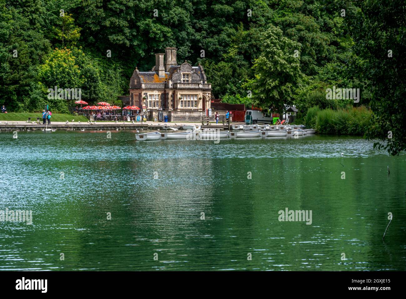Arundel, 5 luglio 2021: Swanbourne Lake and Lodge in Arundel Foto Stock