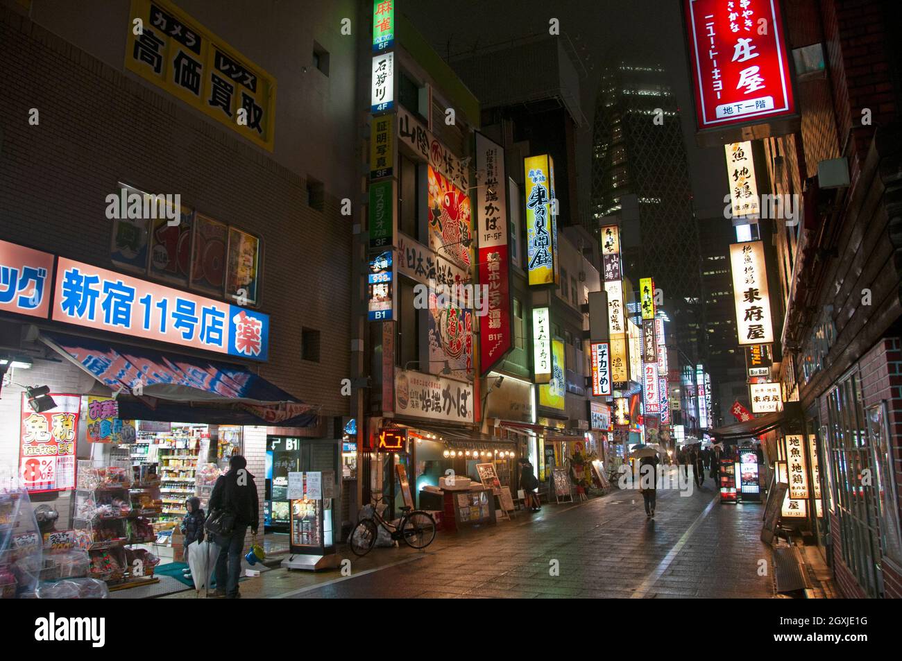 Notte di pioggia a Shinjuku, Tokyo, Giappone Foto Stock