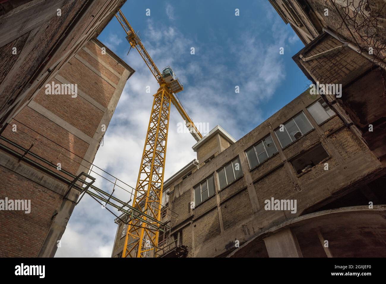 Conversione e restauro di un vecchio cartificio in appartamenti Foto Stock