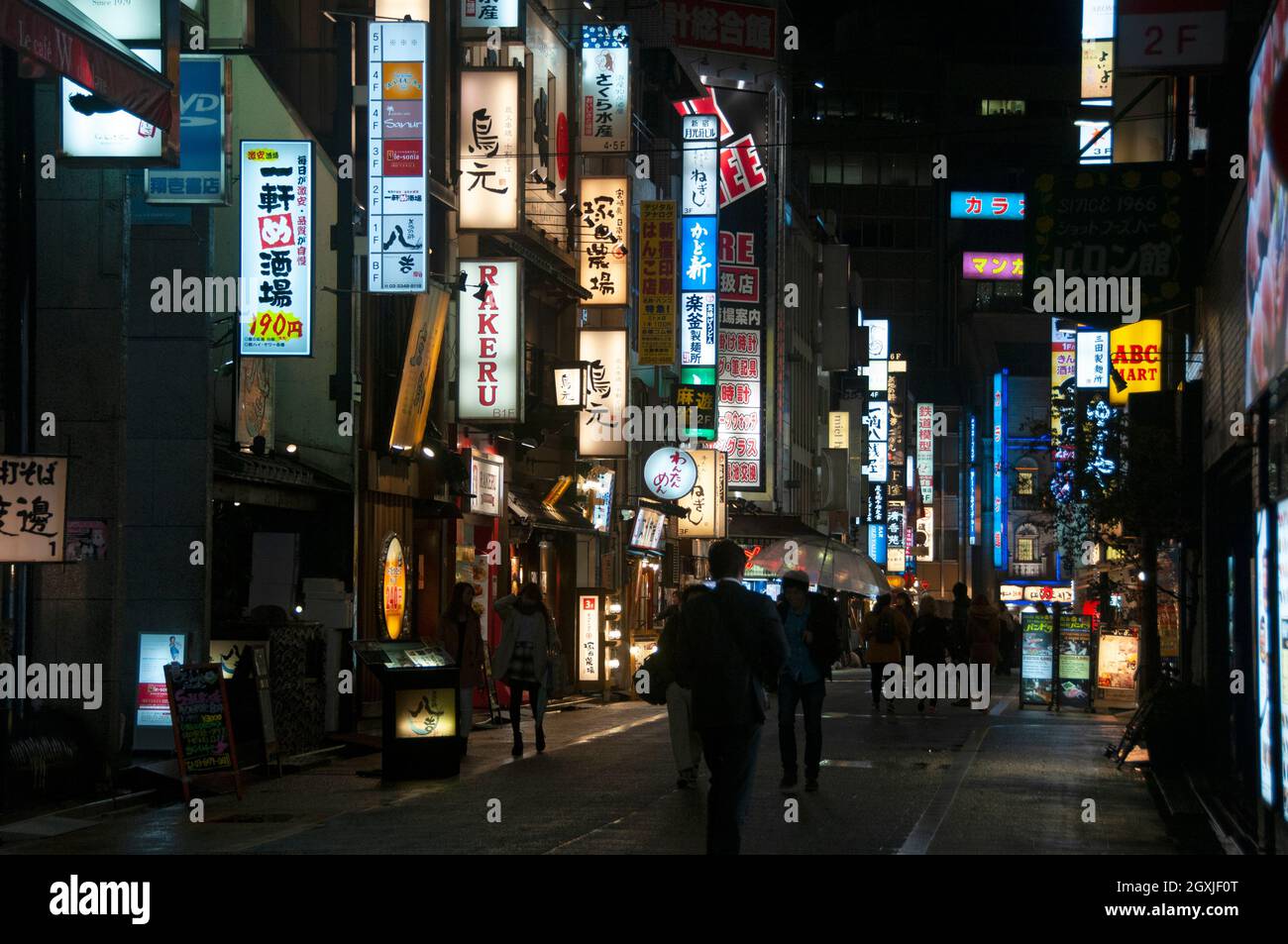 Notte di pioggia a Shinjuku, Tokyo, Giappone Foto Stock