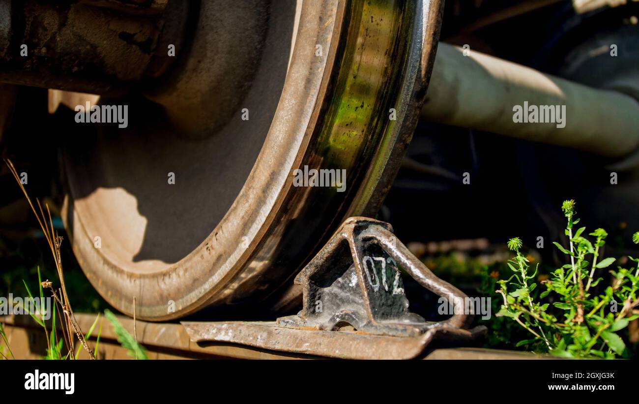 Foto closeup dello speciale meccanismo di arresto sulla ferrovia impedisce il rollio di carri e treni Foto Stock