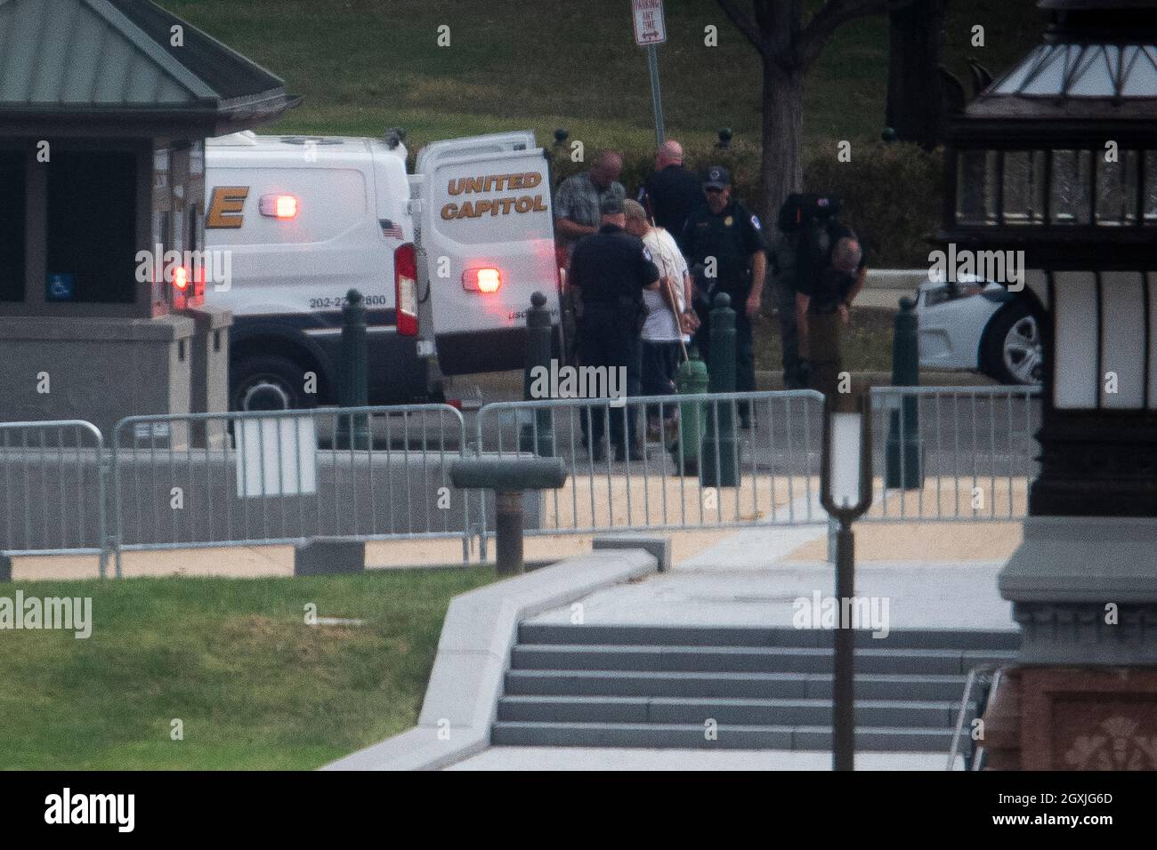 La polizia arresta un uomo che ha parcheggiato la sua auto di fronte alla Corte Suprema degli Stati Uniti, dopo aver cercato di comunicare con lui e poi utilizzando un dispositivo flash bang per rimuoverlo, a Washington, DC, Martedì, 5 ottobre, 2021. Credit: Rod Lammey/CNP /MediaPunch Foto Stock