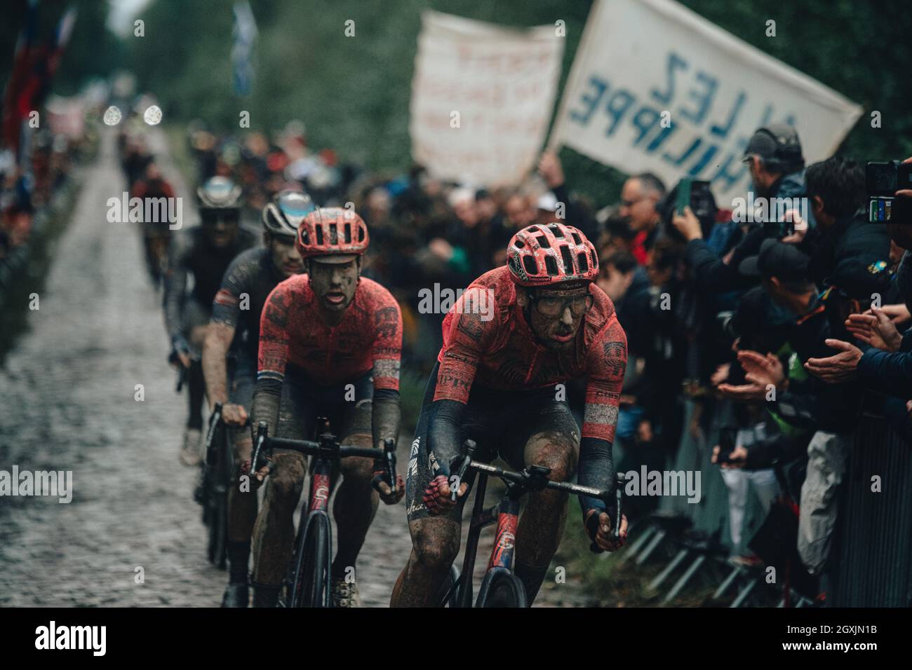 3 ottobre 2021 Parigi-Roubaix. Jonas Rutsch ha seguito da vicino il compagno di squadra Sebastian LANGEVELD. Foto Stock