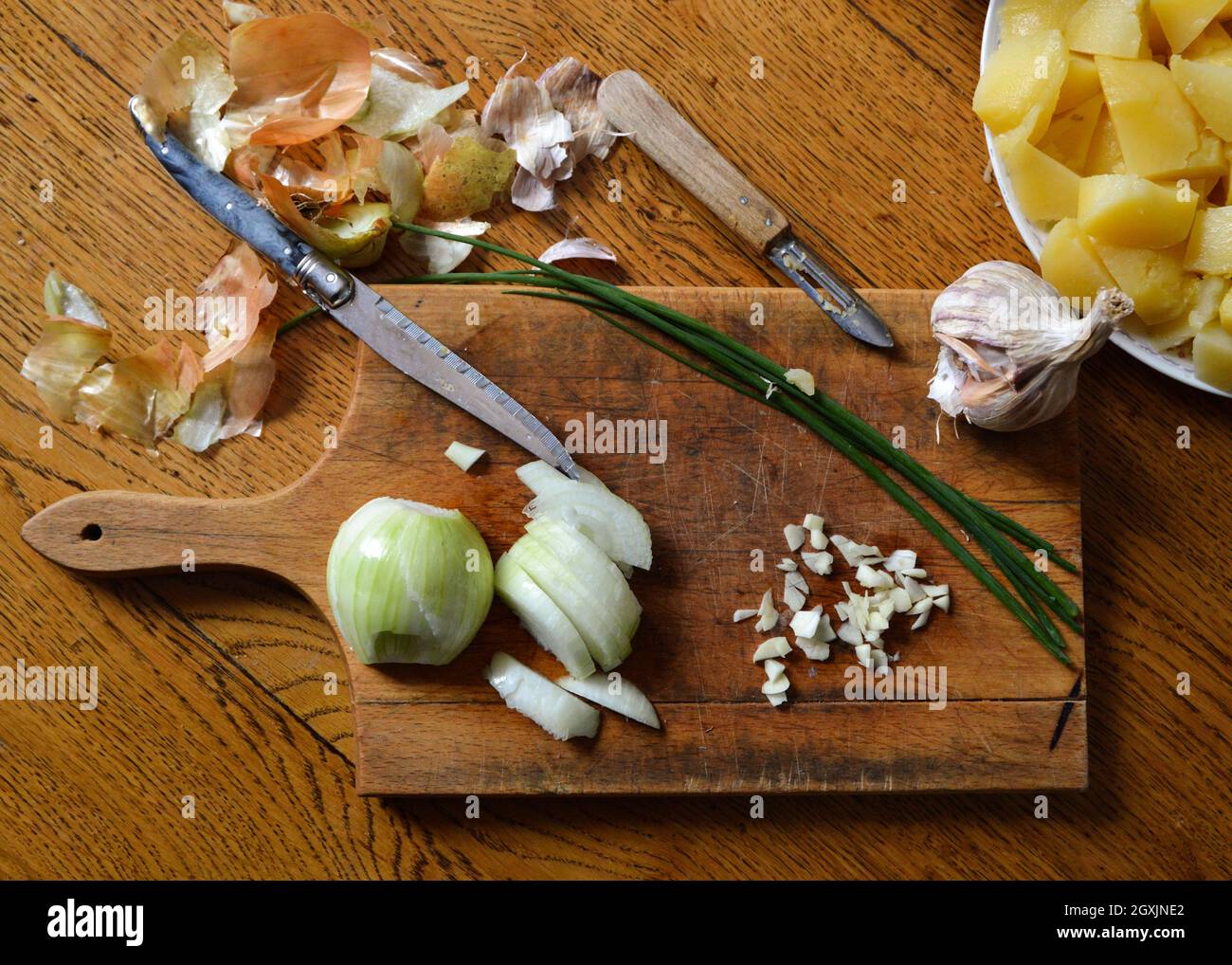 Cuocete un piatto con patate, aglio, cipolla e erba cipollina Foto Stock