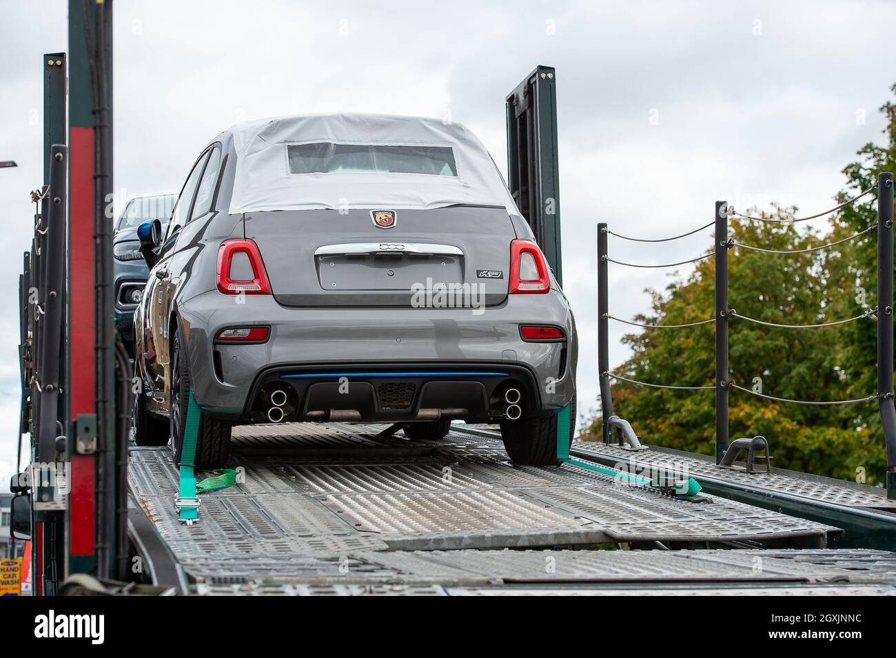 Slough, Berkshire, Regno Unito. 5 ottobre 2021. Le nuove auto Fiat vengono consegnate in uno showroom sulla A4 di Slough. I nuovi dati pubblicati dalla Società dei costruttori di motori e commercianti hanno riferito che le vendite di automobili nuove sono crollate 34.4% anno su anno in settembre che è tradizionalmente uno dei mesi più trafficati per l'industria. Le vendite di automobili usate d'altra parte sono state forti poichè la scarsità mondiale dei chip del calcolatore sta determinando le liste lunghe di attesa per le nuove automobili. Credit: Maureen McLean/Alamy Live News Foto Stock