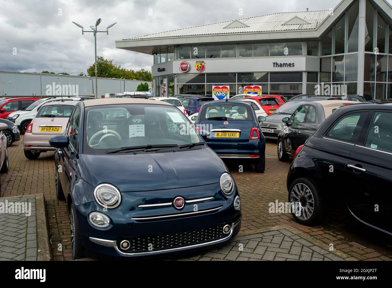 Slough, Berkshire, Regno Unito. 5 ottobre 2021. La concessionaria di automobili Fiat sulla A4 a Slough. I nuovi dati pubblicati dalla Società dei costruttori di motori e commercianti hanno riferito che le vendite di automobili nuove sono crollate 34.4% anno su anno in settembre che è tradizionalmente uno dei mesi più trafficati per l'industria. Le vendite di auto usate d'altra parte sono state forti poichè la scarsità mondiale dei chip del calcolatore sta determinando le liste lunghe di attesa per le nuove automobili. Credit: Maureen McLean/Alamy Live News Foto Stock