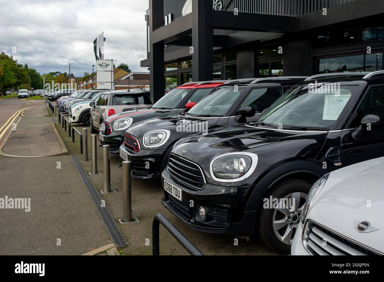 Slough, Berkshire, Regno Unito. 5 ottobre 2021. Il concessionario di auto Sytner Mini a Slough. I nuovi dati pubblicati dalla Società dei costruttori di motori e commercianti hanno riferito che le vendite di automobili nuove sono crollate 34.4% anno su anno in settembre che è tradizionalmente uno dei mesi più trafficati per l'industria. Le vendite di auto usate d'altra parte sono state forti poichè la scarsità mondiale dei chip del calcolatore sta determinando le liste lunghe di attesa per le nuove automobili. Credit: Maureen McLean/Alamy Live News Foto Stock