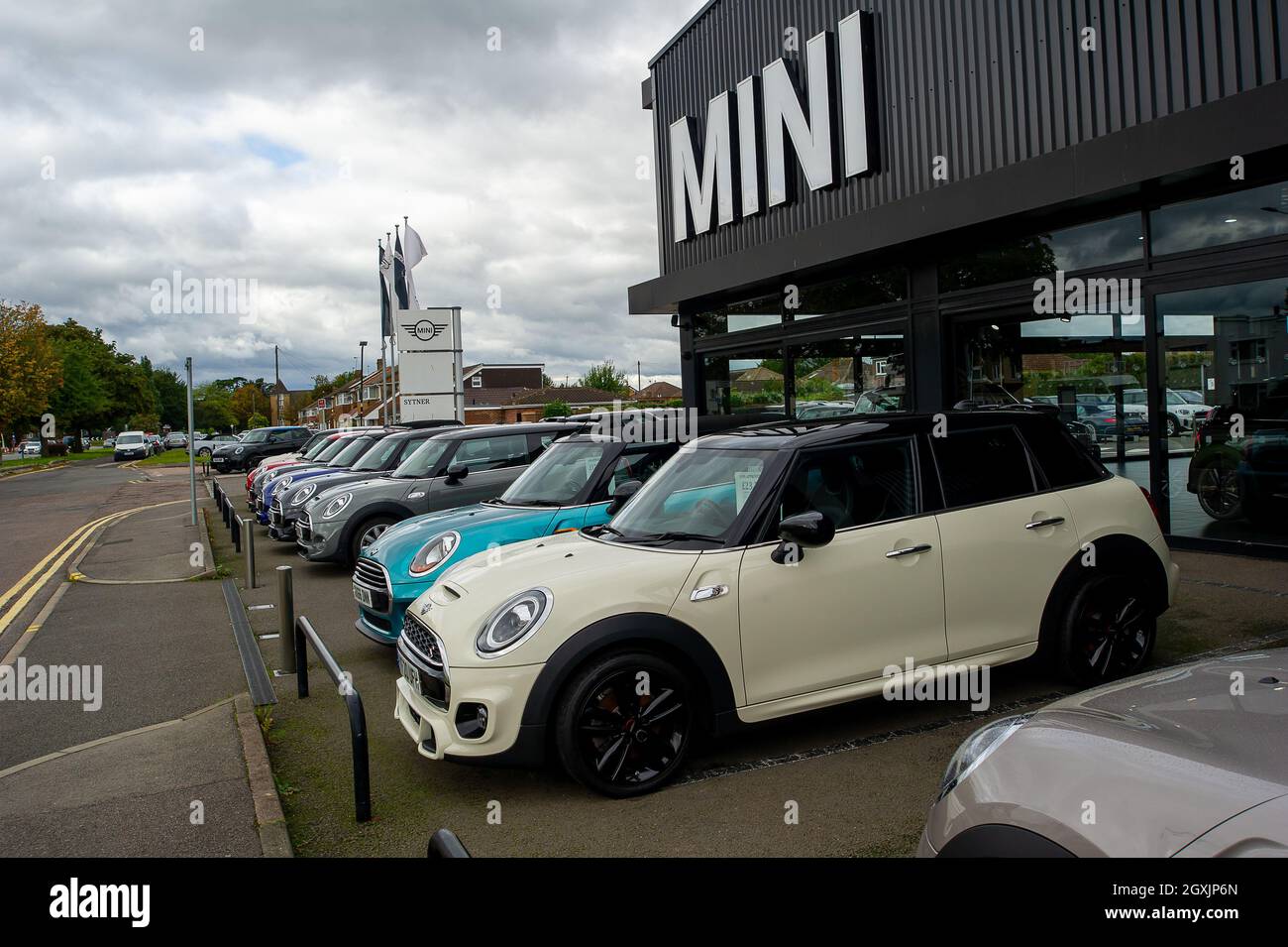 Slough, Berkshire, Regno Unito. 5 ottobre 2021. Il concessionario di auto Sytner Mini a Slough. I nuovi dati pubblicati dalla Società dei costruttori di motori e commercianti hanno riferito che le vendite di automobili nuove sono crollate 34.4% anno su anno in settembre che è tradizionalmente uno dei mesi più trafficati per l'industria. Le vendite di auto usate d'altra parte sono state forti poichè la scarsità mondiale dei chip del calcolatore sta determinando le liste lunghe di attesa per le nuove automobili. Credit: Maureen McLean/Alamy Live News Foto Stock
