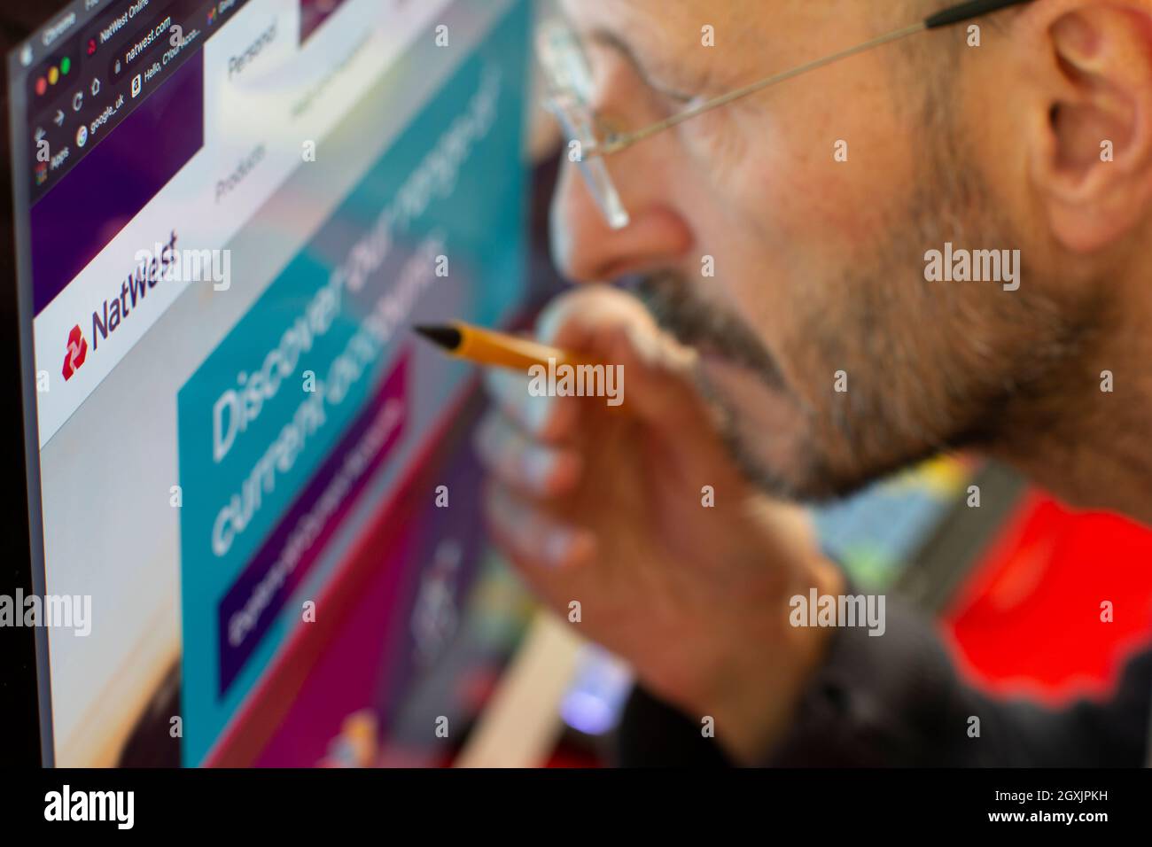 Uomo che guarda il sito internet di Nat West, NatWest Bank Foto Stock
