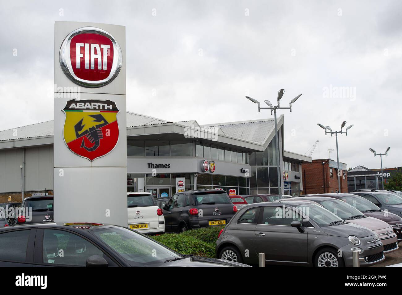 Slough, Berkshire, Regno Unito. 5 ottobre 2021. La concessionaria di automobili Fiat sulla A4 a Slough. I nuovi dati pubblicati dalla Società dei costruttori di motori e commercianti hanno riferito che le vendite di automobili nuove sono crollate 34.4% anno su anno in settembre che è tradizionalmente uno dei mesi più trafficati per l'industria. Le vendite di auto usate d'altra parte sono state forti poichè la scarsità mondiale dei chip del calcolatore sta determinando le liste lunghe di attesa per le nuove automobili. Credit: Maureen McLean/Alamy Live News Foto Stock