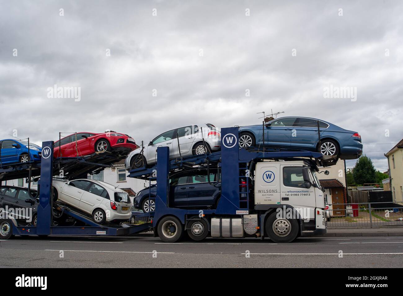 Slough, Berkshire, Regno Unito. 5 ottobre 2021. Auto usate su Wilsons rimorchio sulla A4 in Slough diretto per un'asta auto. I nuovi dati pubblicati dalla Società dei costruttori di motori e commercianti hanno riferito che le vendite di automobili nuove sono crollate 34.4% anno su anno in settembre che è tradizionalmente uno dei mesi più trafficati per l'industria. Le vendite di auto usate d'altra parte sono state forti poichè la scarsità mondiale dei chip del calcolatore sta determinando le liste lunghe di attesa per le nuove automobili. Credit: Maureen McLean/Alamy Live News Foto Stock