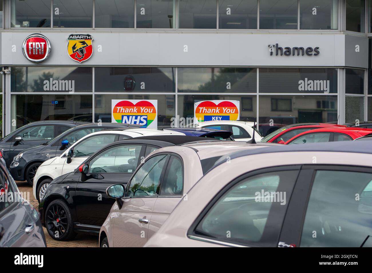 Slough, Berkshire, Regno Unito. 5 ottobre 2021. La concessionaria di automobili Fiat sulla A4 a Slough. I nuovi dati pubblicati dalla Società dei costruttori di motori e commercianti hanno riferito che le vendite di automobili nuove sono crollate 34.4% anno su anno in settembre che è tradizionalmente uno dei mesi più trafficati per l'industria. Le vendite di auto usate d'altra parte sono state forti poichè la scarsità mondiale dei chip del calcolatore sta determinando le liste lunghe di attesa per le nuove automobili. Credit: Maureen McLean/Alamy Live News Foto Stock