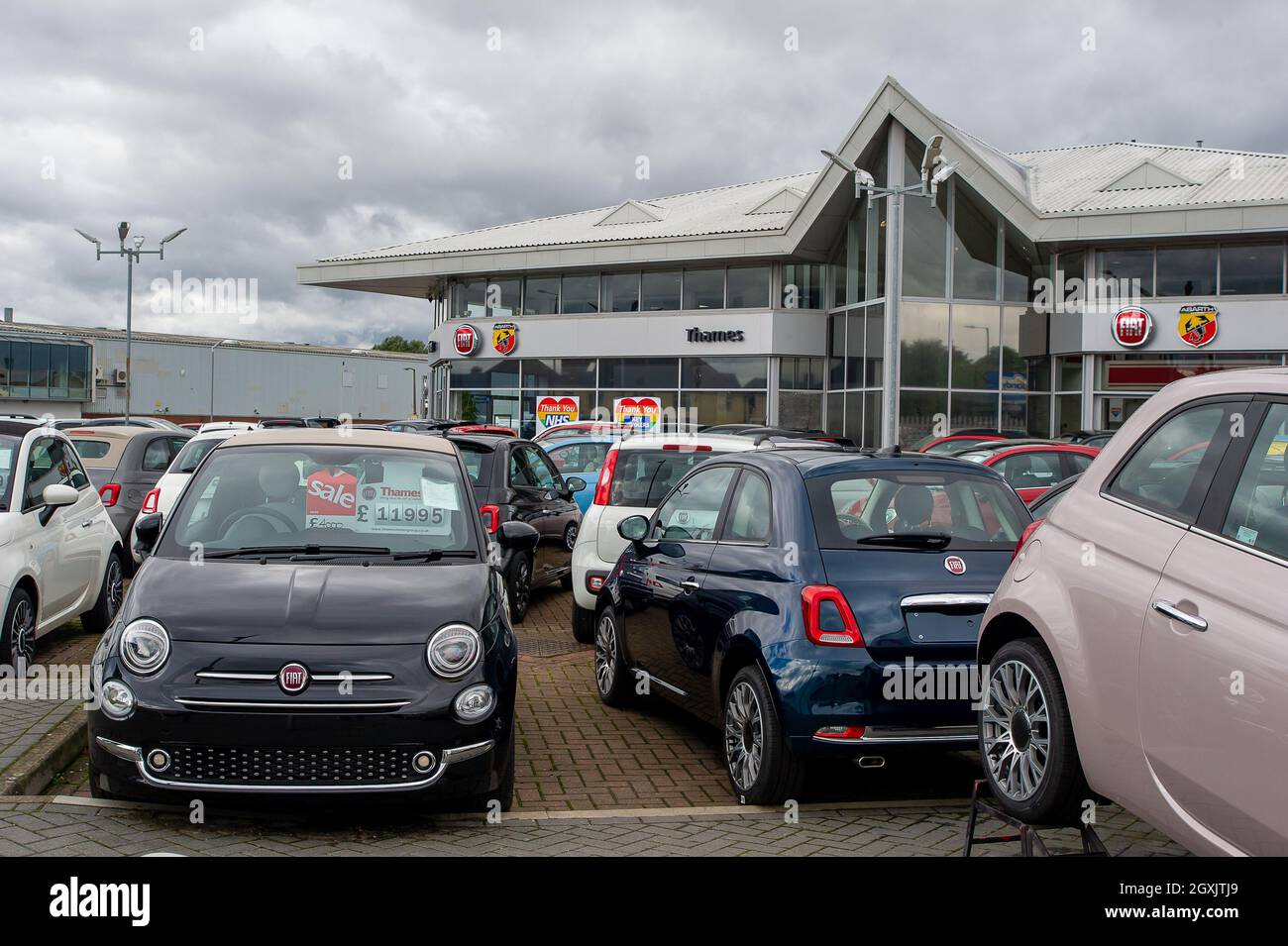 Slough, Berkshire, Regno Unito. 5 ottobre 2021. La concessionaria di automobili Fiat sulla A4 a Slough. I nuovi dati pubblicati dalla Società dei costruttori di motori e commercianti hanno riferito che le vendite di automobili nuove sono crollate 34.4% anno su anno in settembre che è tradizionalmente uno dei mesi più trafficati per l'industria. Le vendite di auto usate d'altra parte sono state forti poichè la scarsità mondiale dei chip del calcolatore sta determinando le liste lunghe di attesa per le nuove automobili. Credit: Maureen McLean/Alamy Live News Foto Stock