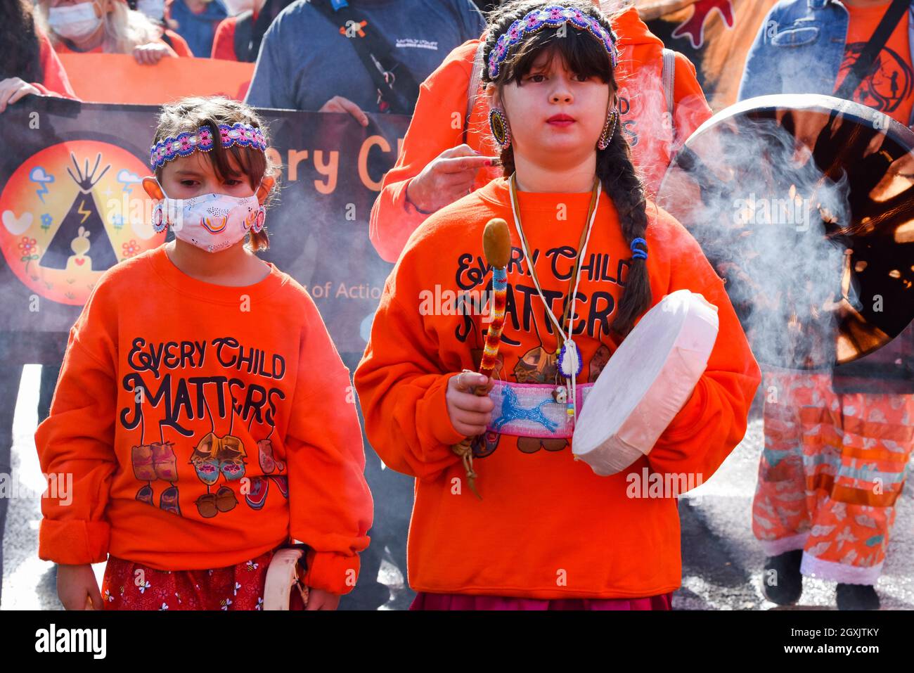I bambini indigeni alla marcia di Montreal per la Giornata Nazionale della verità e della riconciliazione che mette in luce il passato oscuro delle scuole residenziali indiane in Canada Foto Stock