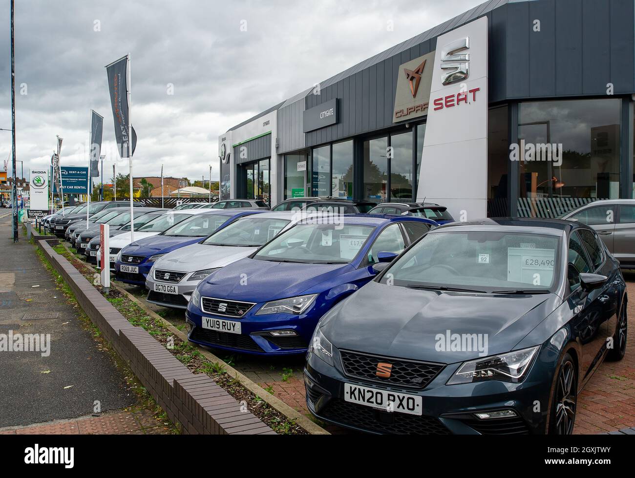 Slough, Berkshire, Regno Unito. 5 ottobre 2021. La concessionaria di auto Seat sulla A4 a Slough. I nuovi dati pubblicati dalla Società dei costruttori di motori e commercianti hanno riferito che le vendite di automobili nuove sono crollate 34.4% anno su anno in settembre che è tradizionalmente uno dei mesi più trafficati per l'industria. Le vendite di auto usate d'altra parte sono state forti poichè la scarsità mondiale dei chip del calcolatore sta determinando le liste lunghe di attesa per le nuove automobili. Credit: Maureen McLean/Alamy Live News Foto Stock