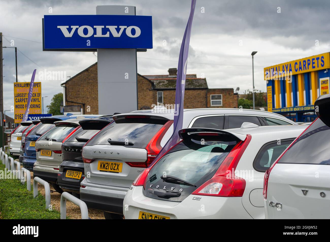 Slough, Berkshire, Regno Unito. 5 ottobre 2021. La concessionaria di auto Volvo sulla A4 a Slough. I nuovi dati pubblicati dalla Società dei costruttori di motori e commercianti hanno riferito che le vendite di automobili nuove sono crollate 34.4% anno su anno in settembre che è tradizionalmente uno dei mesi più trafficati per l'industria. Le vendite di auto usate d'altra parte sono state forti poichè la scarsità mondiale dei chip del calcolatore sta determinando le liste lunghe di attesa per le nuove automobili. Credit: Maureen McLean/Alamy Live News Foto Stock