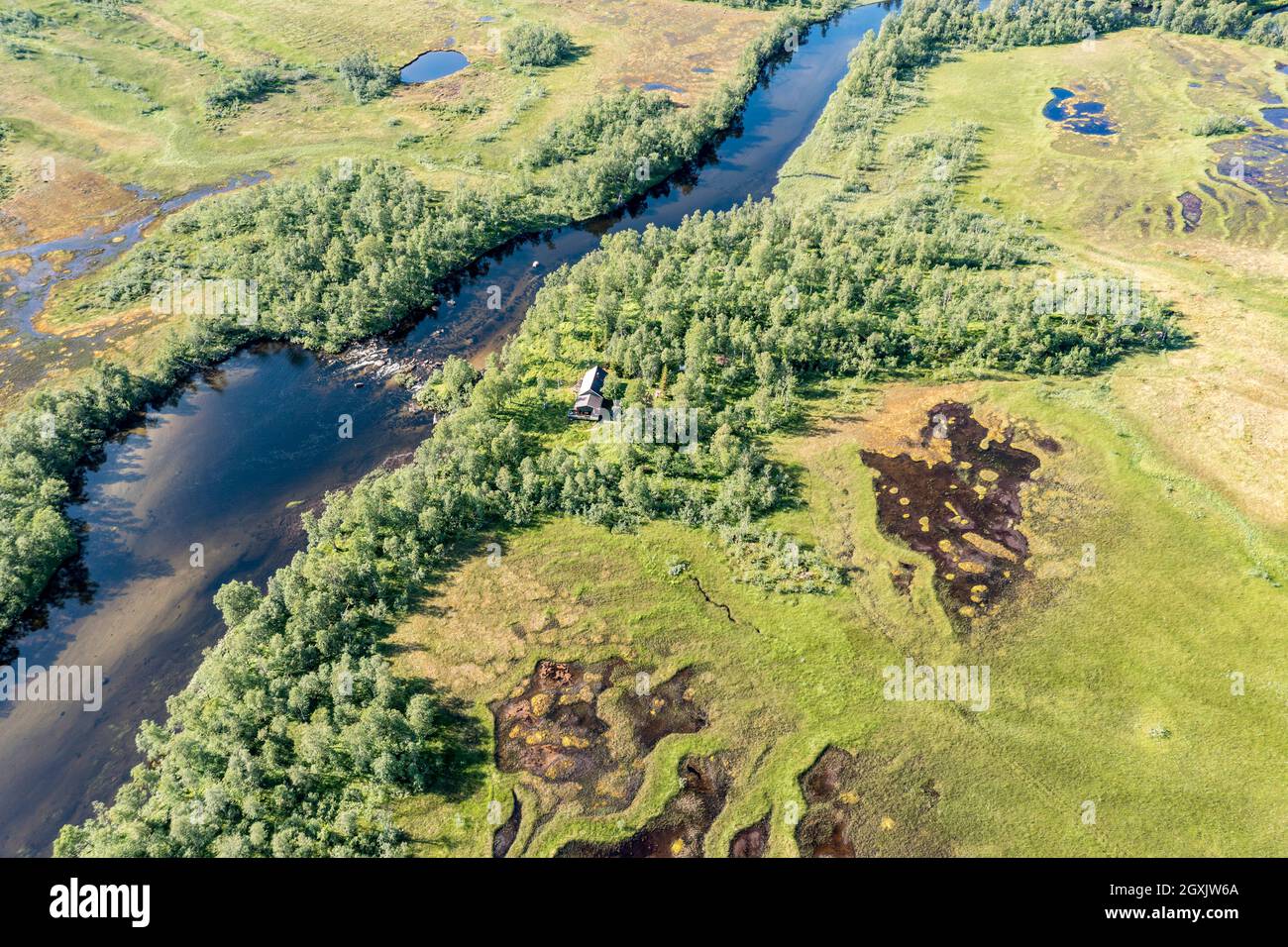 Veduta aerea di una casa solitaria su un fiume, Senja centrale isola, Norvegia. Foto Stock
