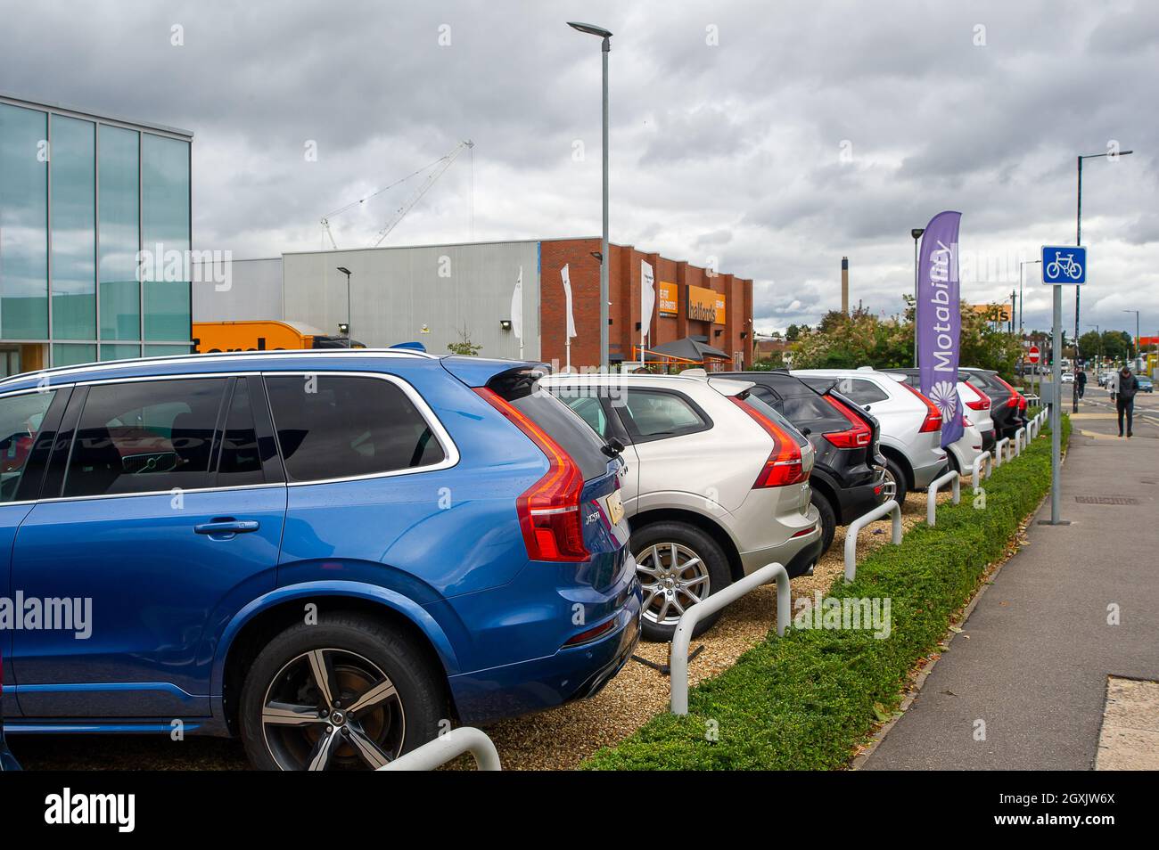 Slough, Berkshire, Regno Unito. 5 ottobre 2021. La concessionaria di auto Volvo sulla A4 a Slough. I nuovi dati pubblicati dalla Società dei costruttori di motori e commercianti hanno riferito che le vendite di automobili nuove sono crollate 34.4% anno su anno in settembre che è tradizionalmente uno dei mesi più trafficati per l'industria. Le vendite di auto usate d'altra parte sono state forti poichè la scarsità mondiale dei chip del calcolatore sta determinando le liste lunghe di attesa per le nuove automobili. Credit: Maureen McLean/Alamy Live News Foto Stock