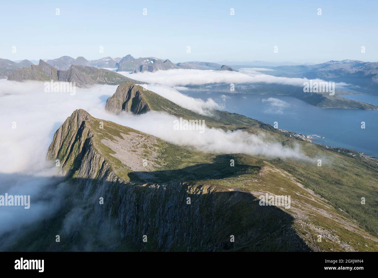 Vista aerea sulla nuvola coperta di montagna a mt. Husfjell, vista verso il fiordo Bergsfjorden, isola di Senja, Norvegia Foto Stock