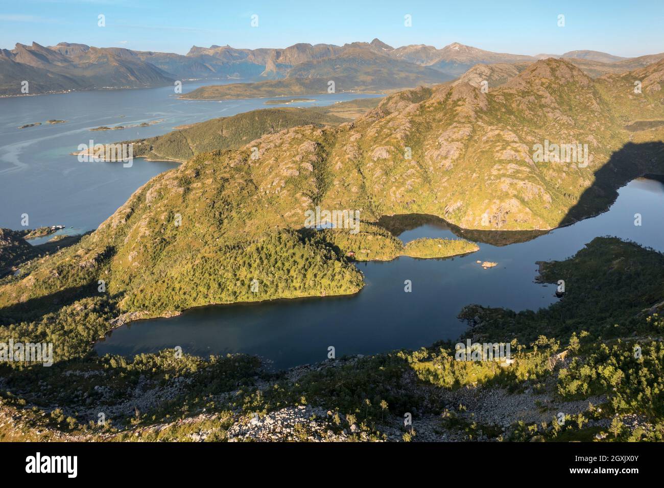 Vista aerea delle montagne e del lago vicino mt. Sukkkertoppen, la montagna vicino a Hamn i Senja, Senaj isola, Norvegia Foto Stock