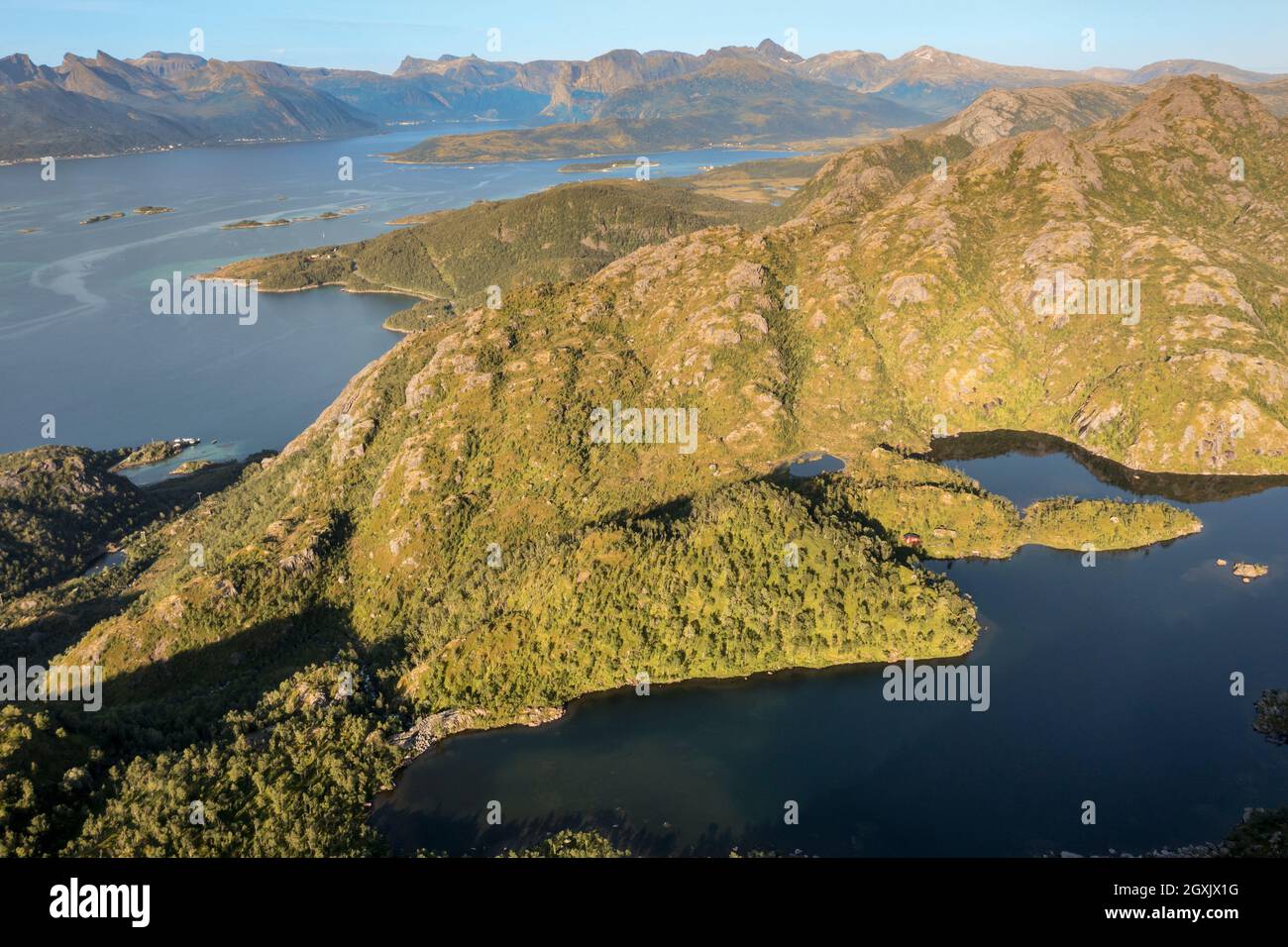 Vista aerea delle montagne e del lago vicino mt. Sukkkertoppen, la montagna vicino a Hamn i Senja, Senaj isola, Norvegia Foto Stock