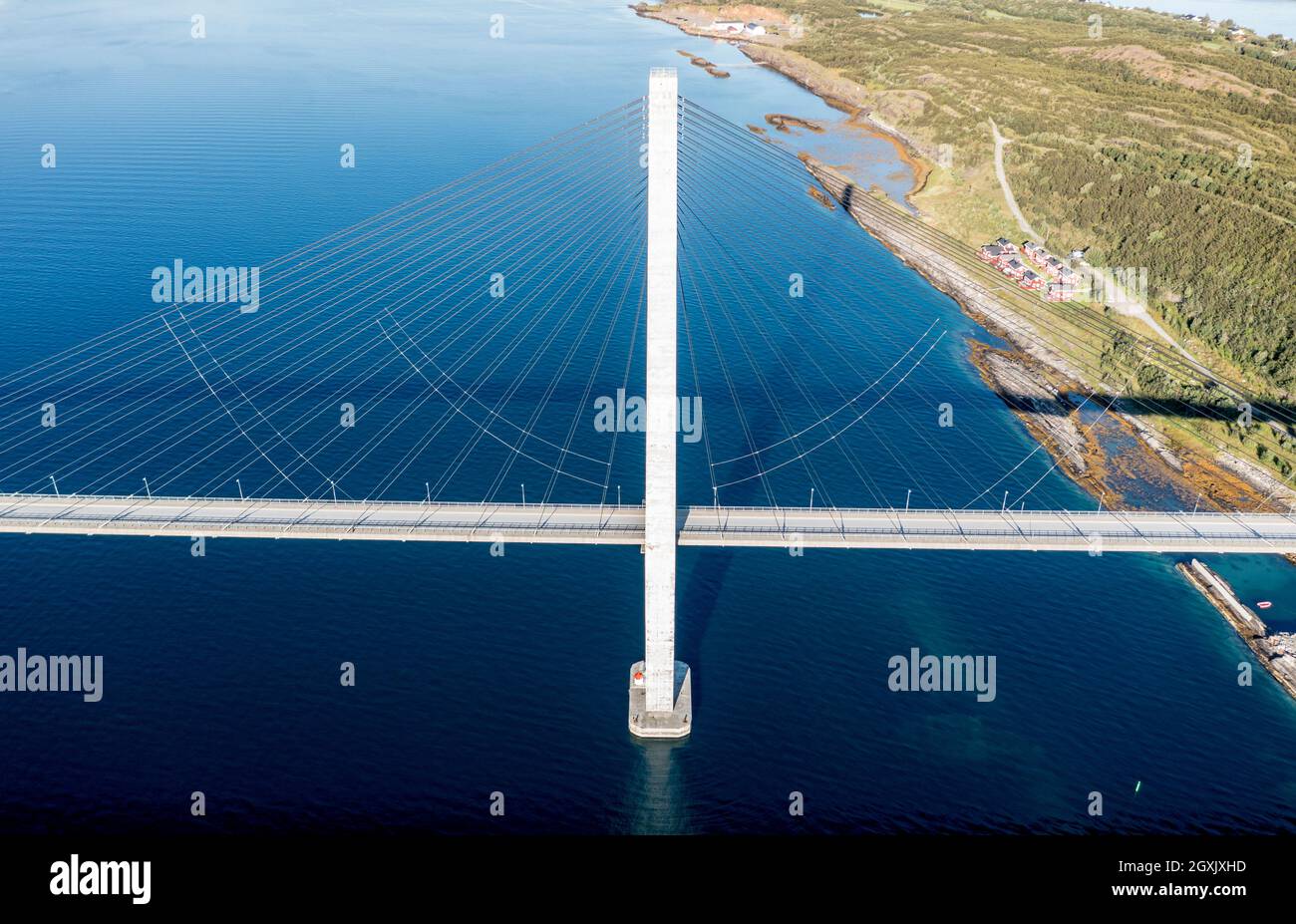Veduta aerea del ponte di Helgeland, che collega Sandnessjon con la terraferma norvegese, Norvegia Foto Stock