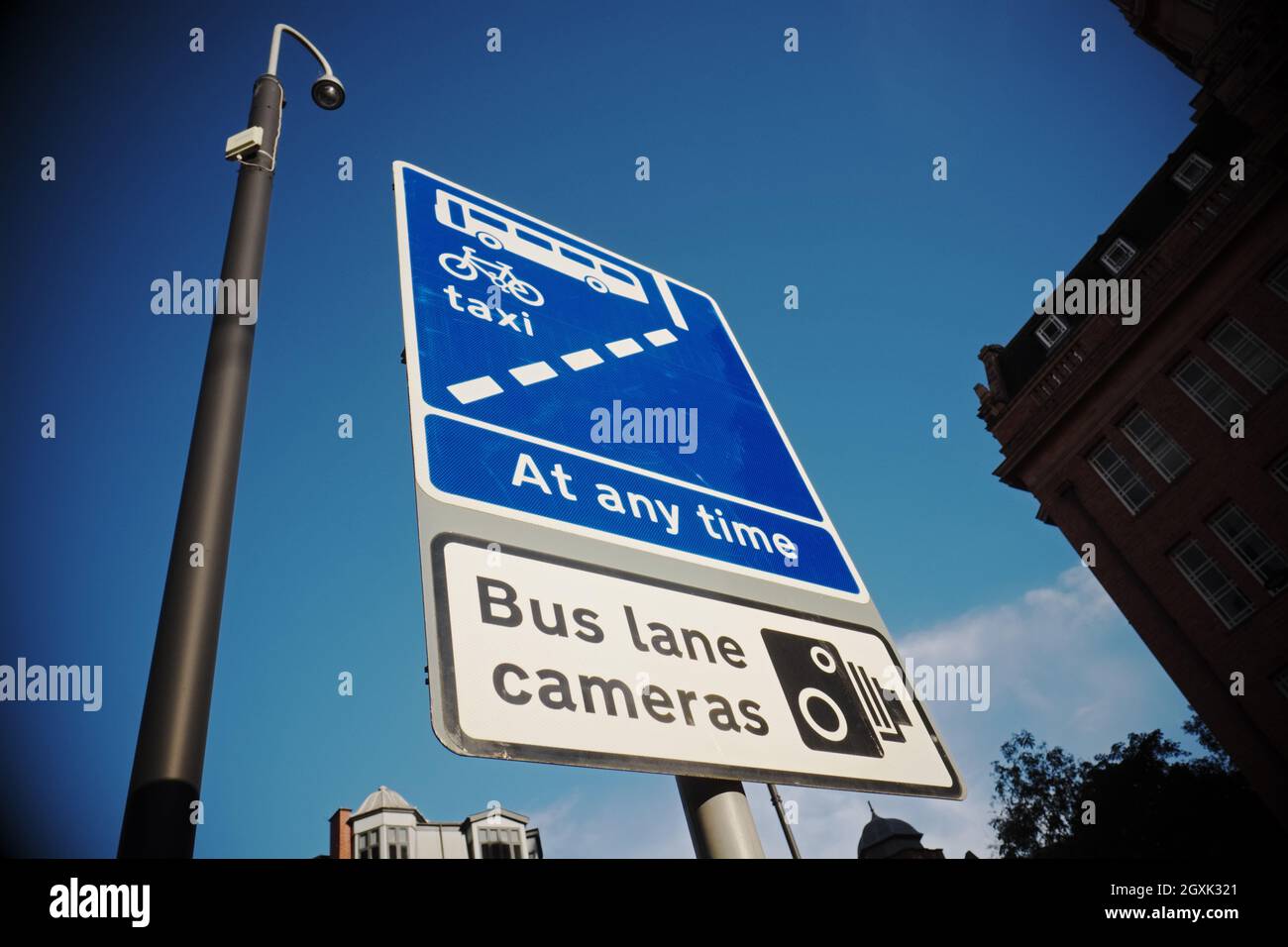 Bus Lane solo strada segno a Manchester UK solo per l'uso con autobus biciclette e taxi nel 2021 Foto Stock