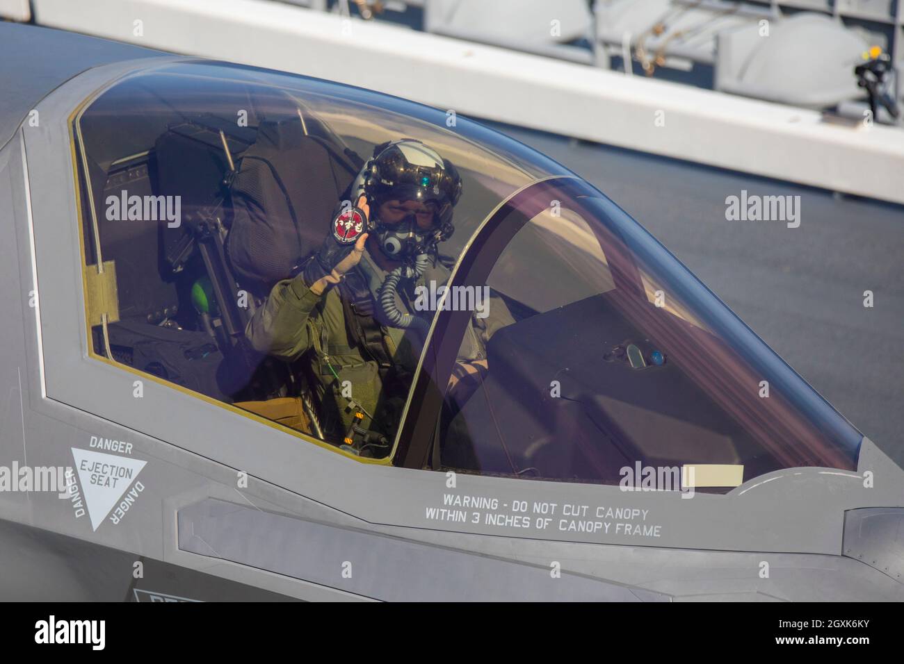 Robert Gyette, funzionario esecutivo dell'attacco dei combattenti marini Squadron 242, detiene una patch di navi dopo l'atterraggio di un jet da caccia furtivo F-35B Lightning II sul ponte di volo della portaerei giapponesi JS Izumo durante le operazioni congiunte del 3 ottobre, 2021 al largo della costa del Giappone. Lo sbarco è il primo combattente F-35B Lightning II a bordo di una nave giapponese. Foto Stock