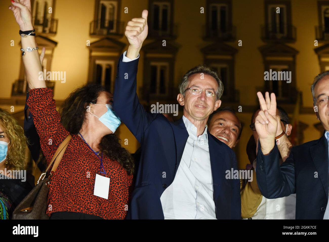 Napoli, Italia. 4 ottobre 2021. Gaetano Manfredi, nuovo Sindaco di Napoli, celebra con i suoi sostenitori sotto Palazzo San Giacomo, sede del comune di Napoli, dopo di che la sua coalizione elettorale di sinistra ha vinto le elezioni amministrative a Napoli, Italia, il 4 ottobre 2021. (Foto di Pasquale Gargano/Pacific Press/Sipa USA) Credit: Sipa USA/Alamy Live News Foto Stock