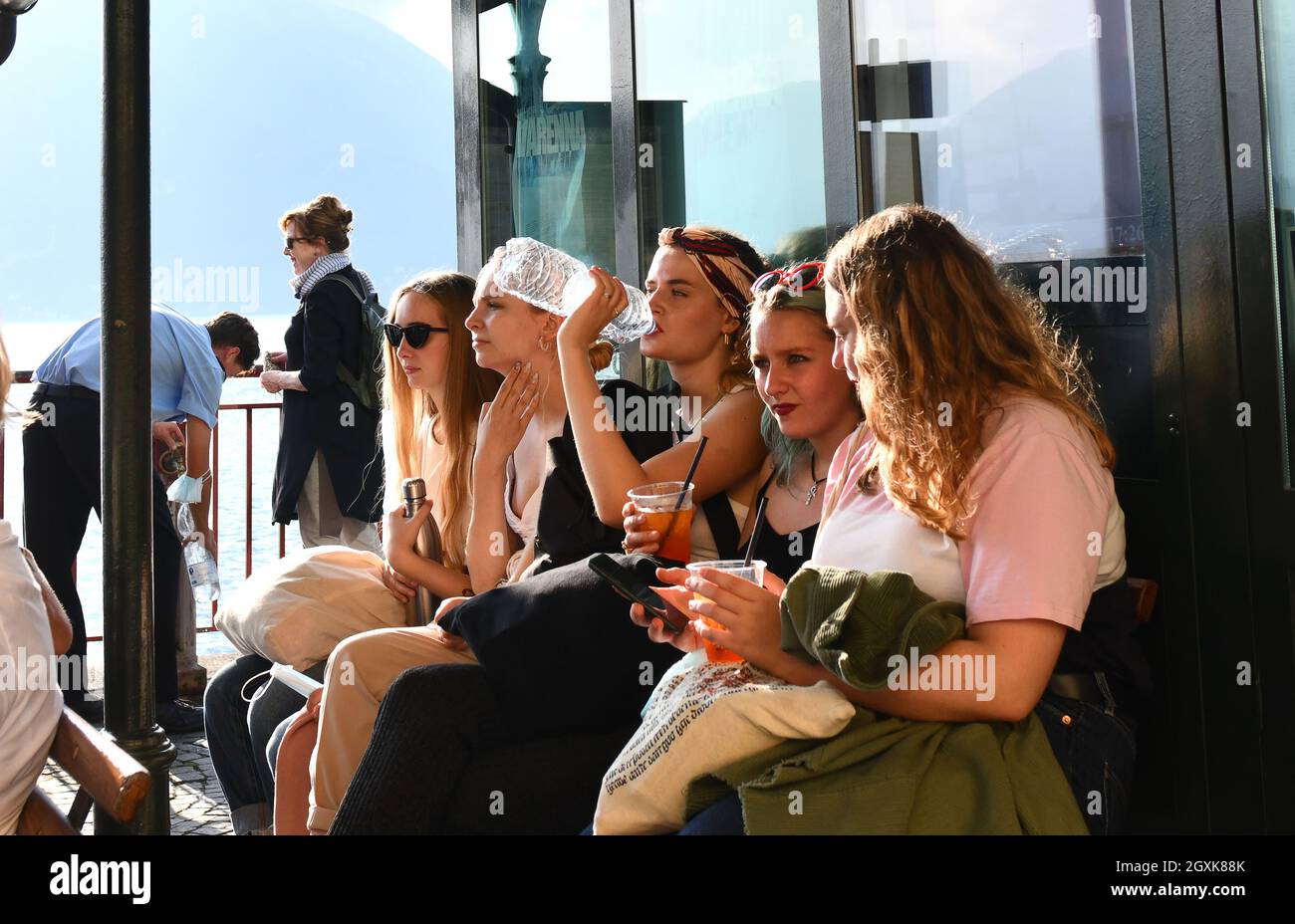 Ragazze adolescenti in attesa della barca passeggeri a Varenna sul Lago di Como Foto Stock