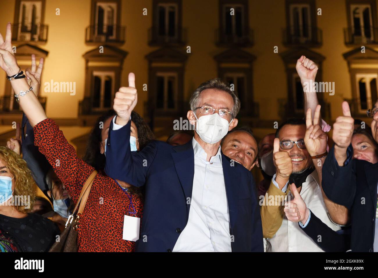 Napoli, Italia. 4 ottobre 2021. Gaetano Manfredi, nuovo Sindaco di Napoli, celebra con i suoi sostenitori sotto Palazzo San Giacomo, sede del comune di Napoli, dopo di che la sua coalizione elettorale di sinistra ha vinto le elezioni amministrative a Napoli, Italia, il 4 ottobre 2021. (Foto di Pasquale Gargano/Pacific Press/Sipa USA) Credit: Sipa USA/Alamy Live News Foto Stock