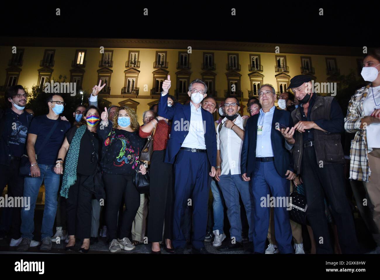 Napoli, Italia. 4 ottobre 2021. Gaetano Manfredi, nuovo Sindaco di Napoli, celebra con i suoi sostenitori sotto Palazzo San Giacomo, sede del comune di Napoli, dopo di che la sua coalizione elettorale di sinistra ha vinto le elezioni amministrative a Napoli, Italia, il 4 ottobre 2021. (Foto di Pasquale Gargano/Pacific Press/Sipa USA) Credit: Sipa USA/Alamy Live News Foto Stock