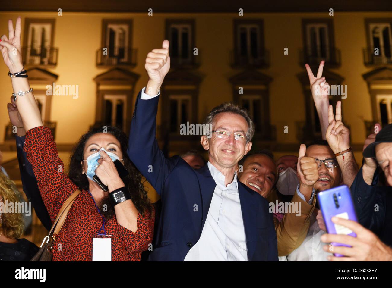 Napoli, Italia. 4 ottobre 2021. Gaetano Manfredi, nuovo Sindaco di Napoli, celebra con i suoi sostenitori sotto Palazzo San Giacomo, sede del comune di Napoli, dopo di che la sua coalizione elettorale di sinistra ha vinto le elezioni amministrative a Napoli, Italia, il 4 ottobre 2021. (Foto di Pasquale Gargano/Pacific Press/Sipa USA) Credit: Sipa USA/Alamy Live News Foto Stock