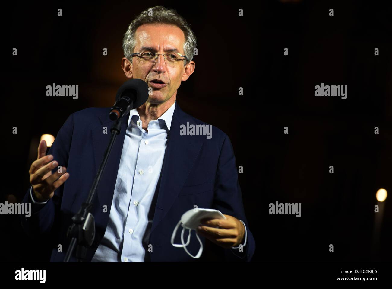 Napoli, Italia. 4 ottobre 2021. Gaetano Manfredi, nuovo Sindaco di Napoli, celebra con i suoi sostenitori sotto Palazzo San Giacomo, sede del comune di Napoli, dopo di che la sua coalizione elettorale di sinistra ha vinto le elezioni amministrative a Napoli, Italia, il 4 ottobre 2021. (Foto di Pasquale Gargano/Pacific Press/Sipa USA) Credit: Sipa USA/Alamy Live News Foto Stock