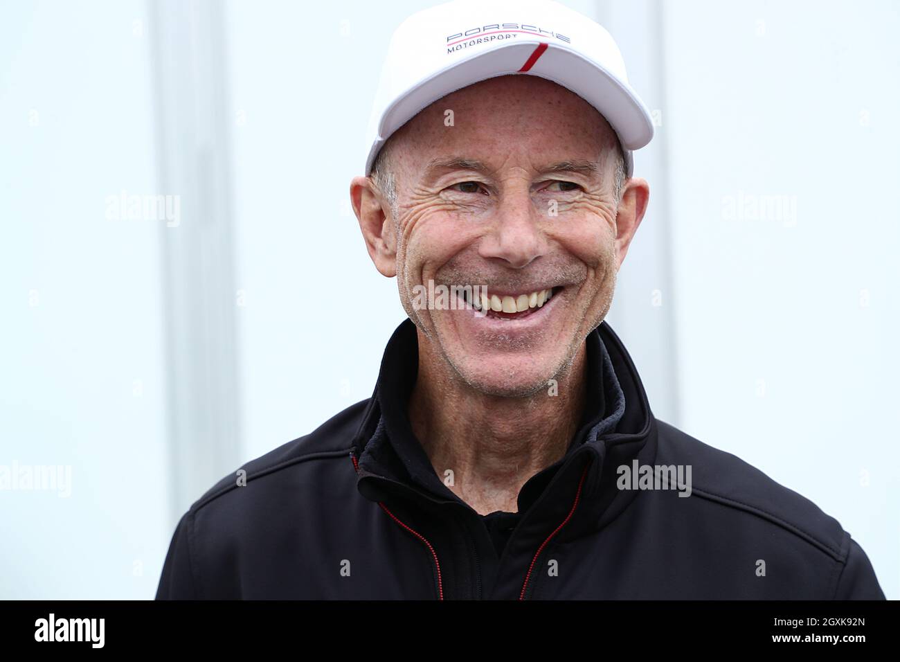 Ingemar Stenmark in Porsche Sprint Challenge Scandinavia durante la finalissima al Mantorp Park sabato. L'evento del sabato è stato il primo in un lungo periodo in cui il pubblico poteva partecipare senza limitazioni. L'1-3 ottobre, l'élite svedese gareggiava con classi come STCC, Porsche Carrera Cup Scandinavia, GT4 Scandinavia, V8 Thunder Cars, Ginetta e Porsche Sprint Cup. Foto Stock